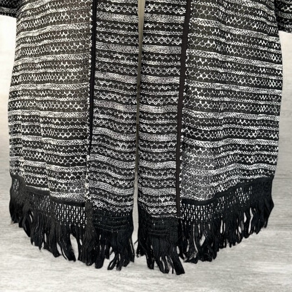 NWT!Avenue Monochrome Fringe Cardigan
Size 30/32 or 4X - Picture 5 of 7